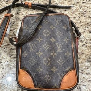 Authentic Danube
MM Crossbody
Shoulder Bag